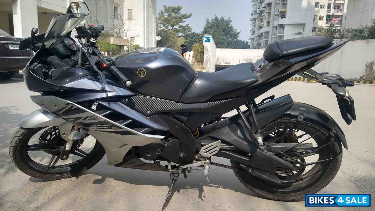 Black Yamaha YZF R15 V2