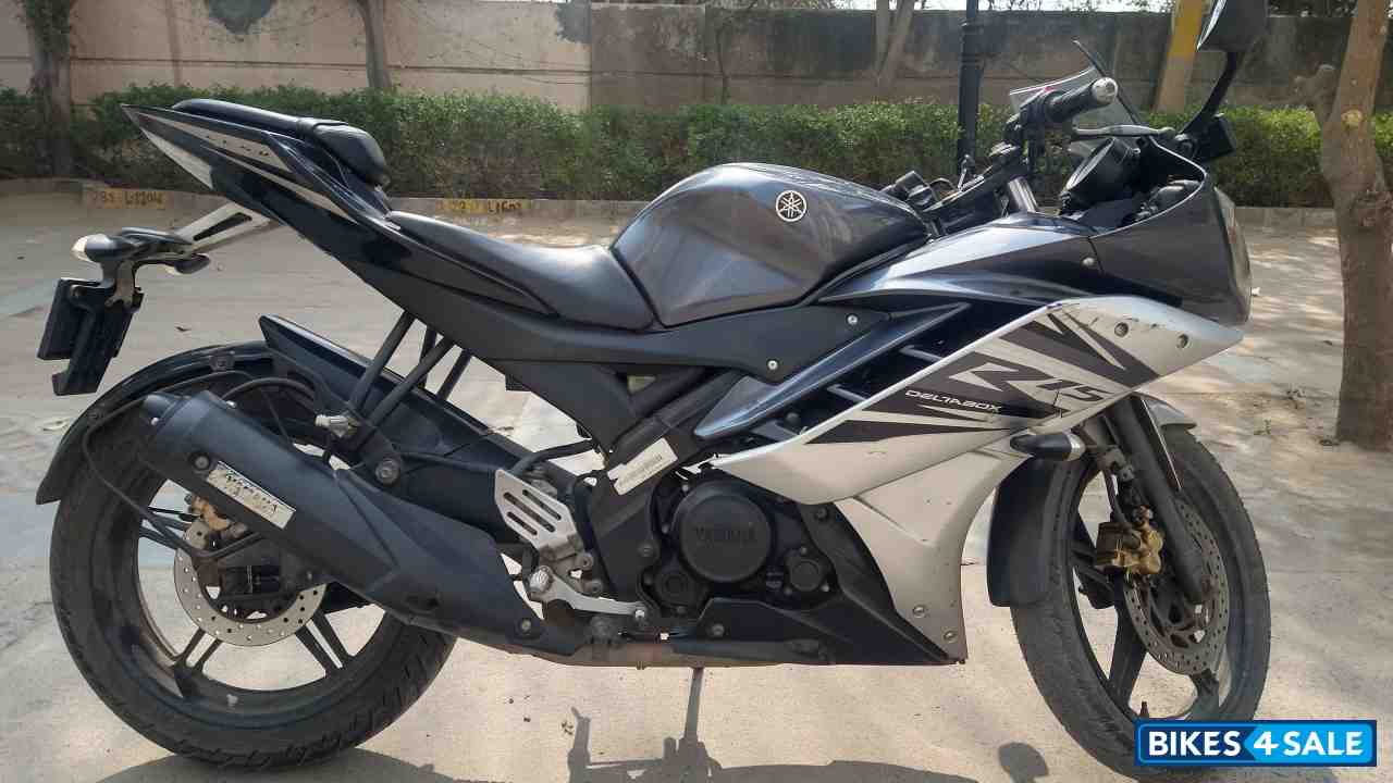 Black Yamaha YZF R15 V2