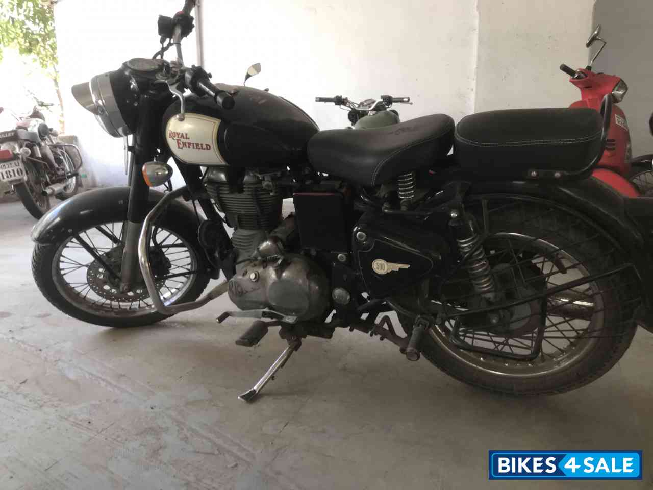 Black Royal Enfield Classic 500
