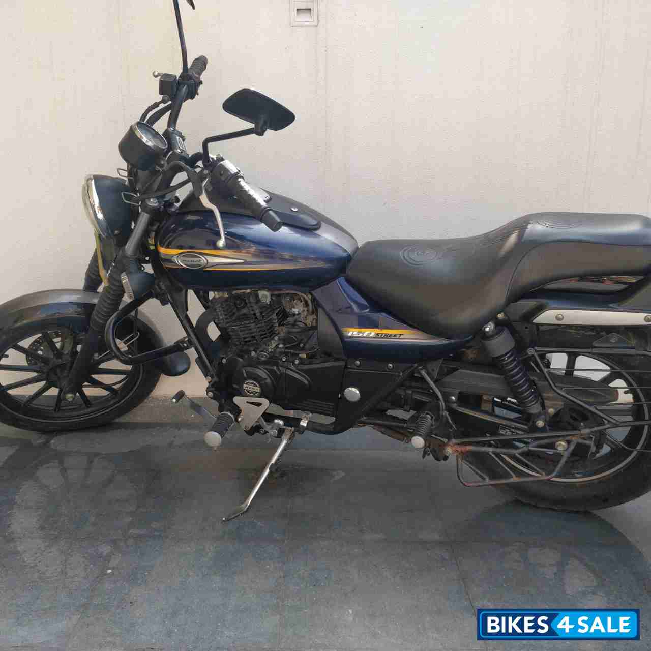 Black- Blue Bajaj Avenger Street 150