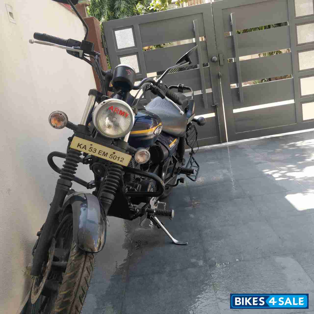 Black- Blue Bajaj Avenger Street 150
