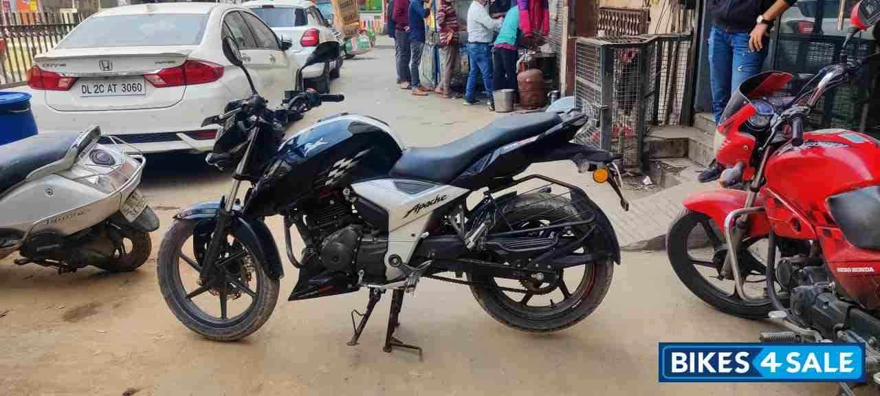 Black White TVS Apache RTR 160 4V