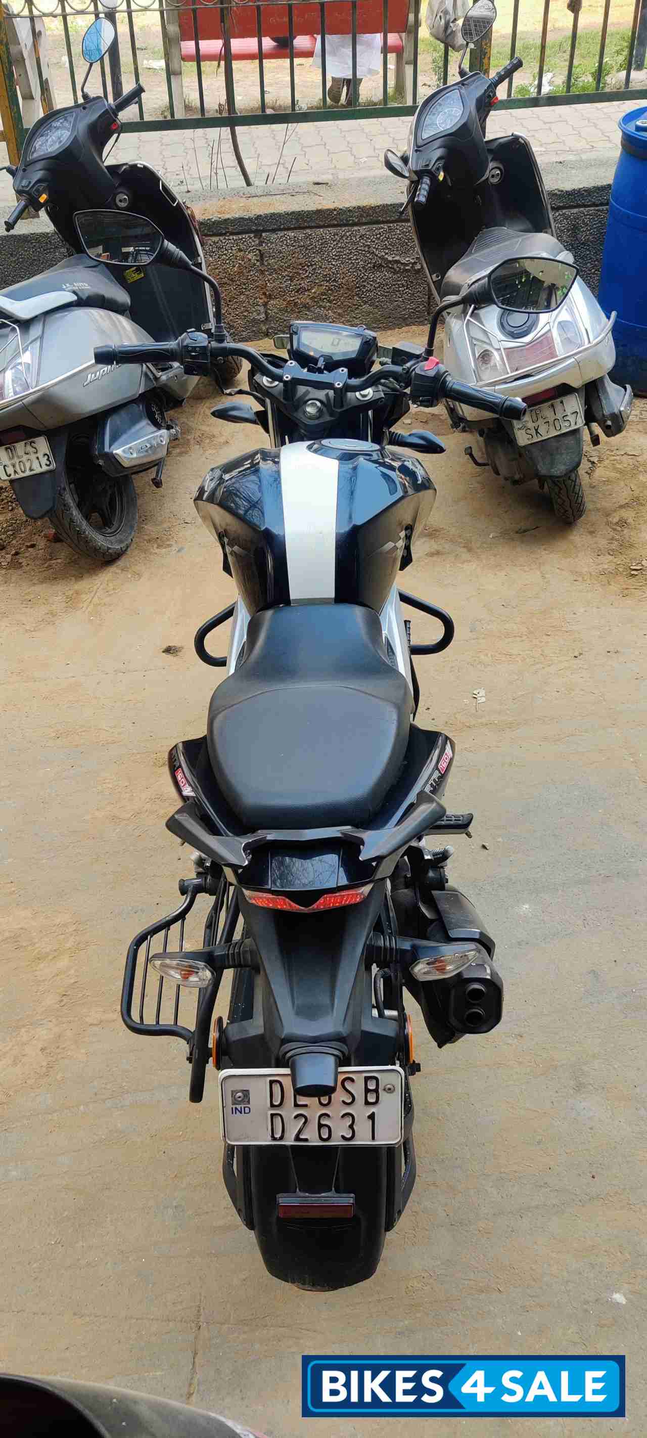 Black White TVS Apache RTR 160 4V