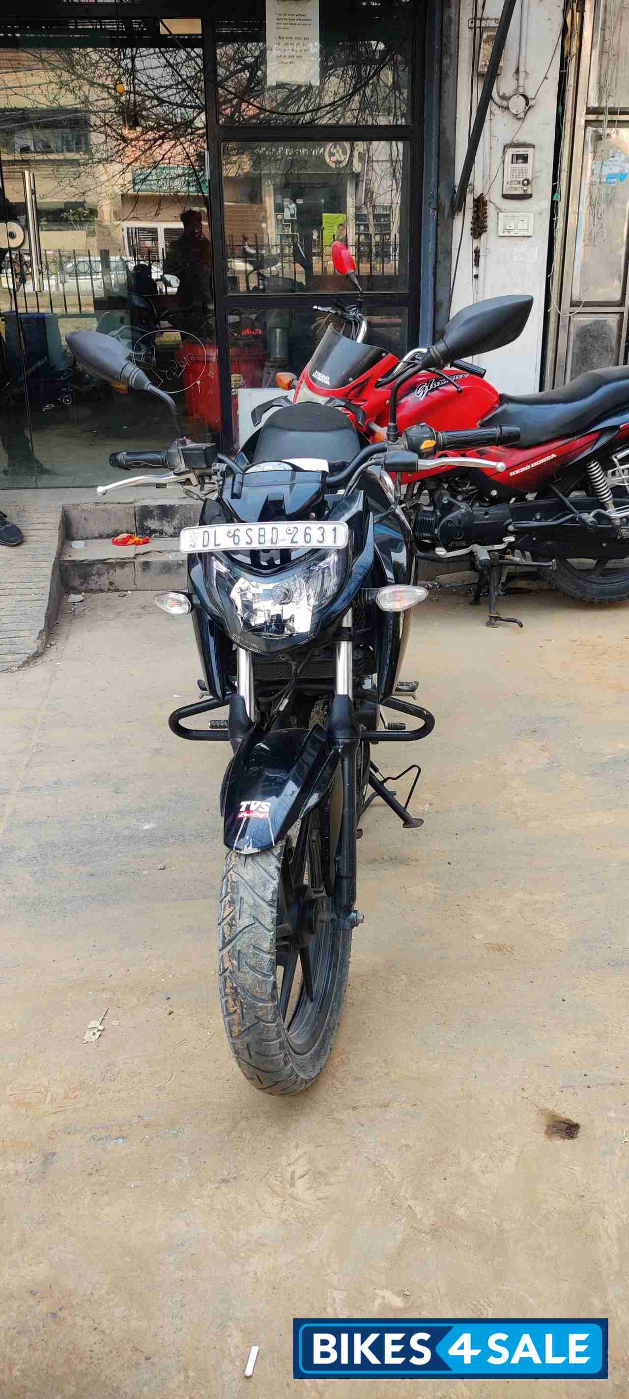 Black White TVS Apache RTR 160 4V