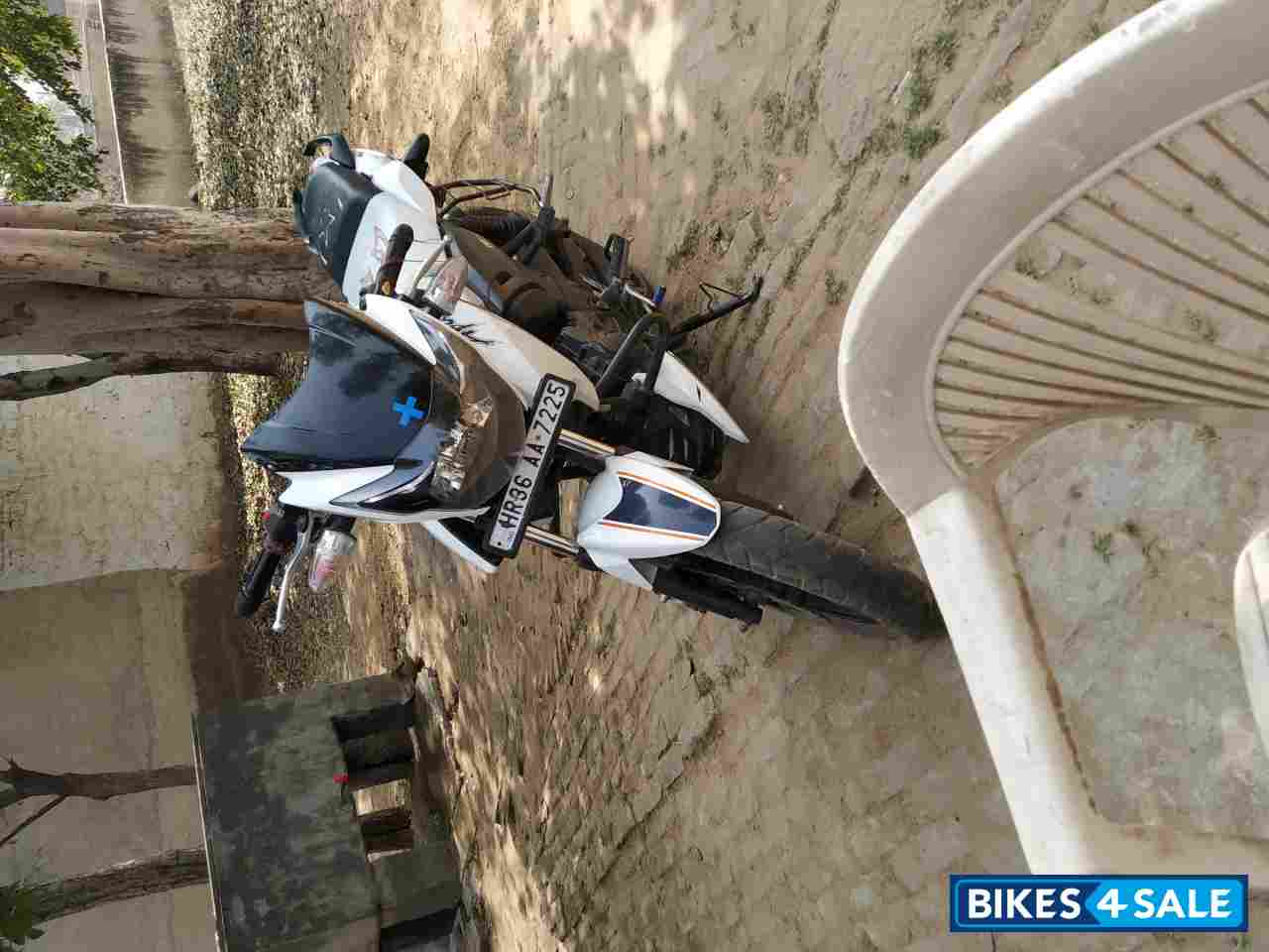 White . TVS Apache RTR 160