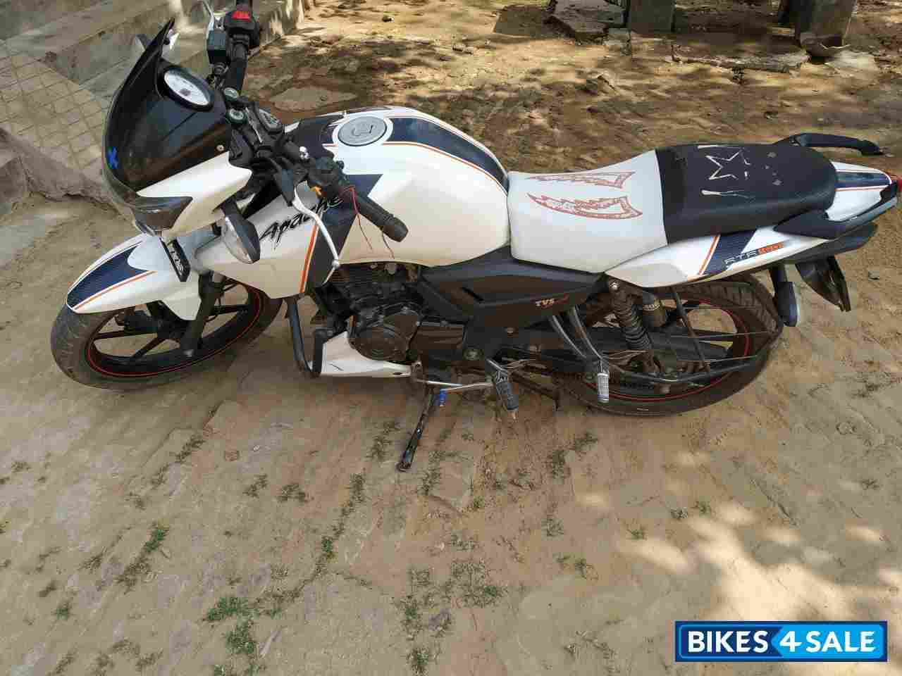 White . TVS Apache RTR 160
