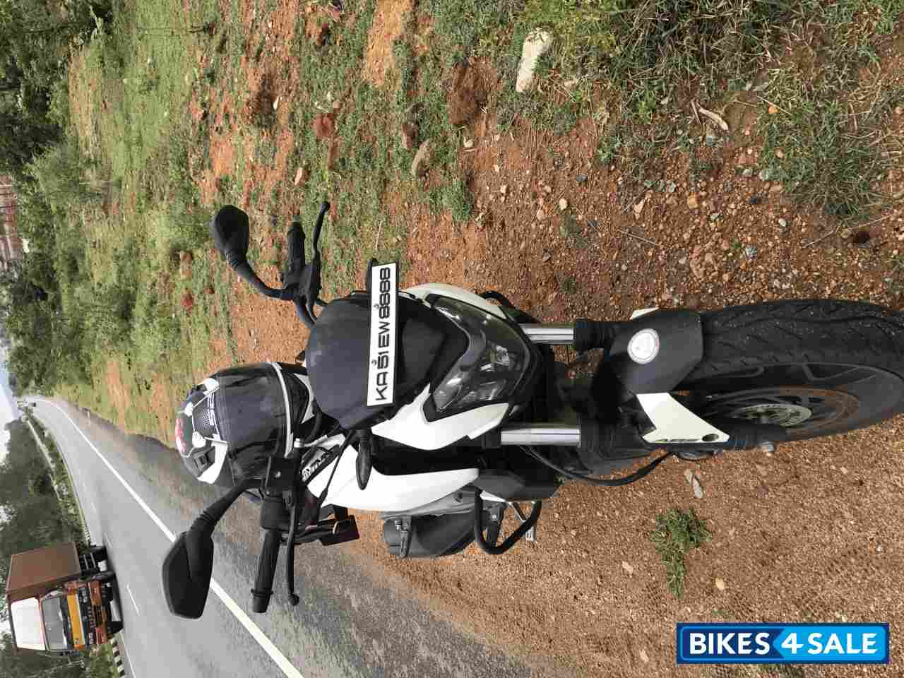 White Bajaj Dominar 400