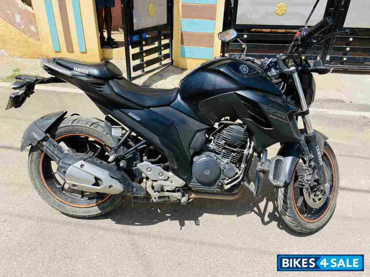 Black Yamaha FZ25