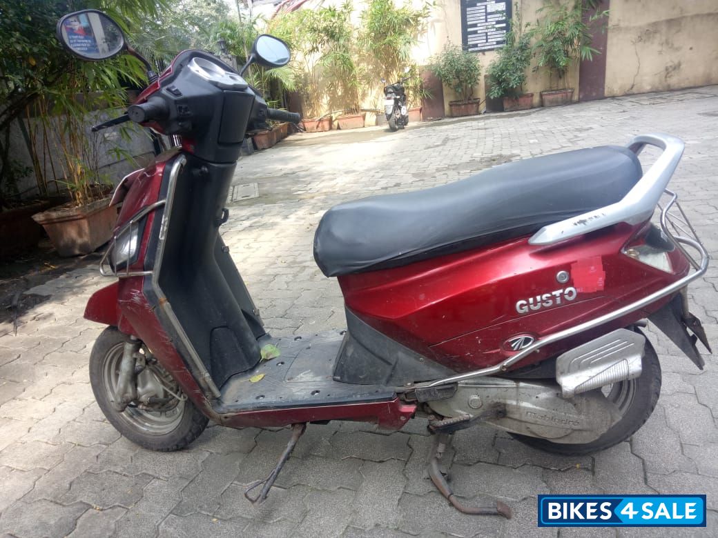 Red Mahindra Gusto