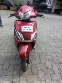 Red Mahindra Gusto