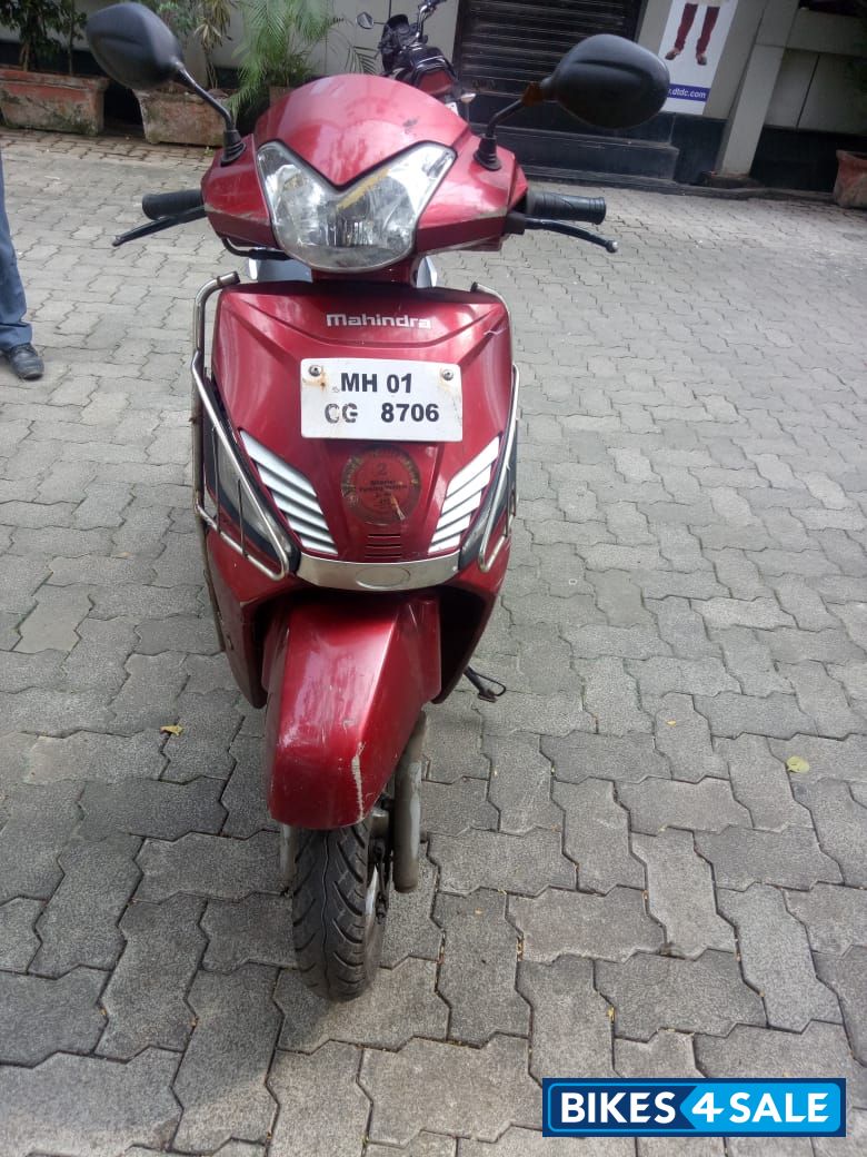 Red Mahindra Gusto