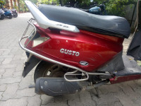 Red Mahindra Gusto