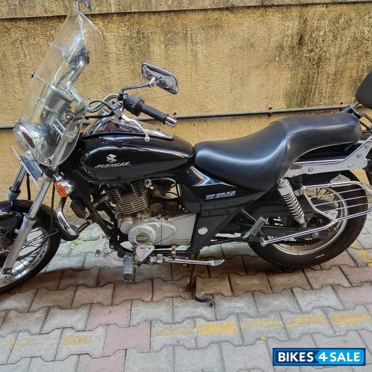 Black Bajaj Avenger 220 DTS-i