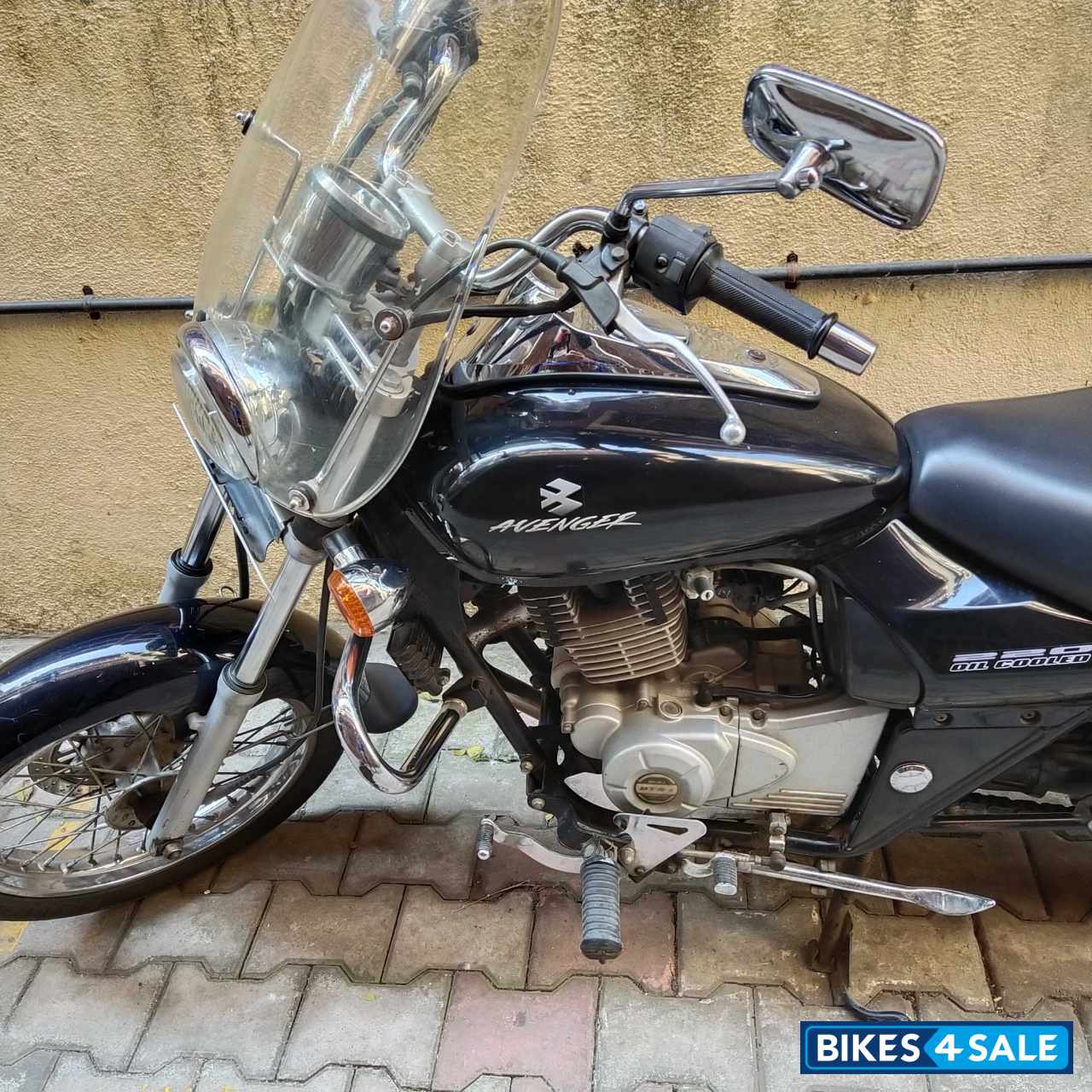 Black Bajaj Avenger 220 DTS-i