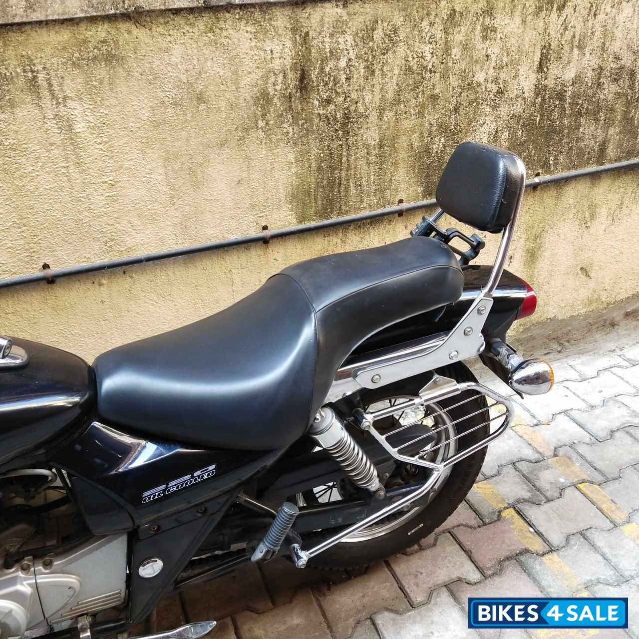 Black Bajaj Avenger 220 DTS-i