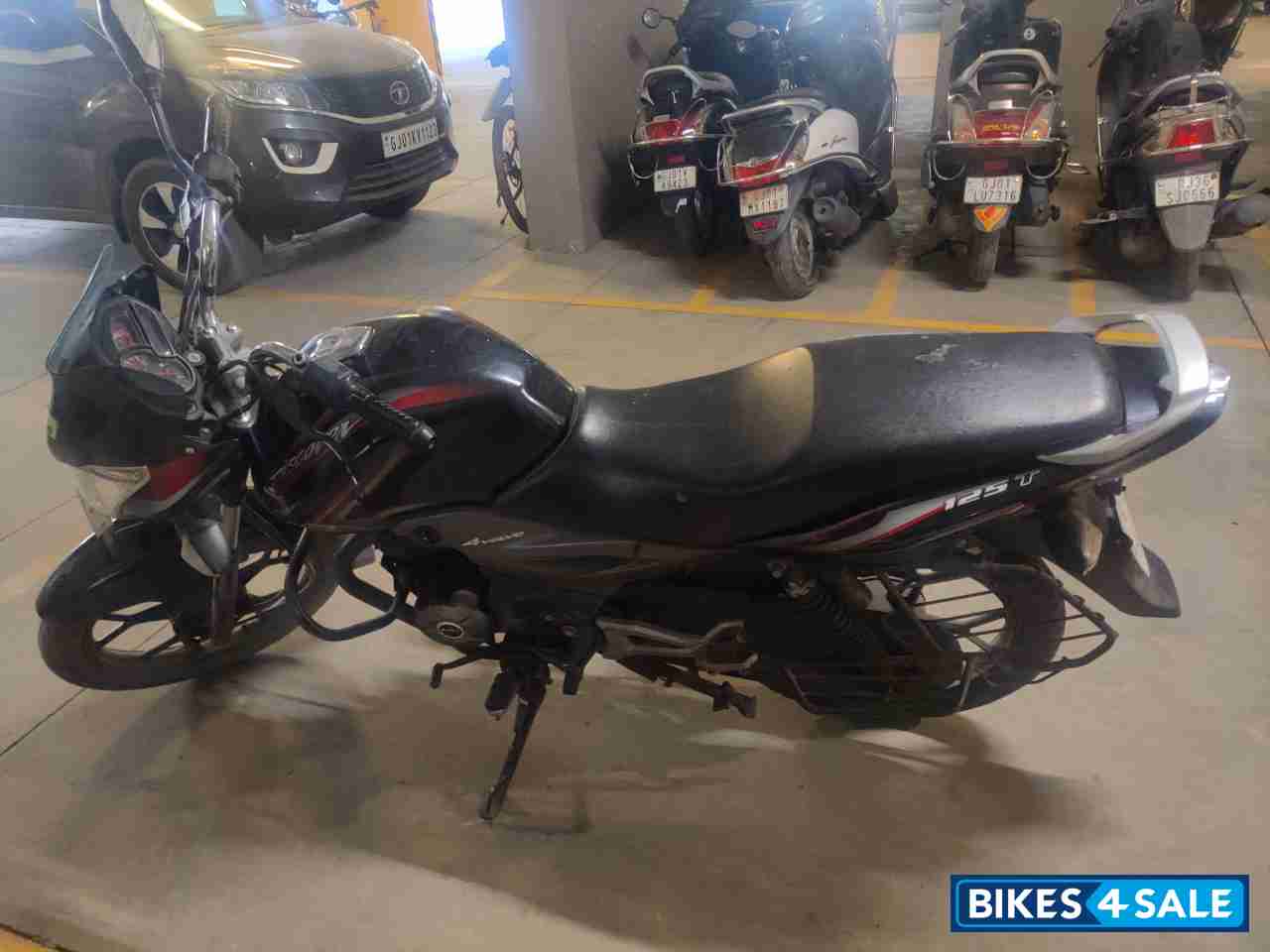 Black Bajaj Discover 125T