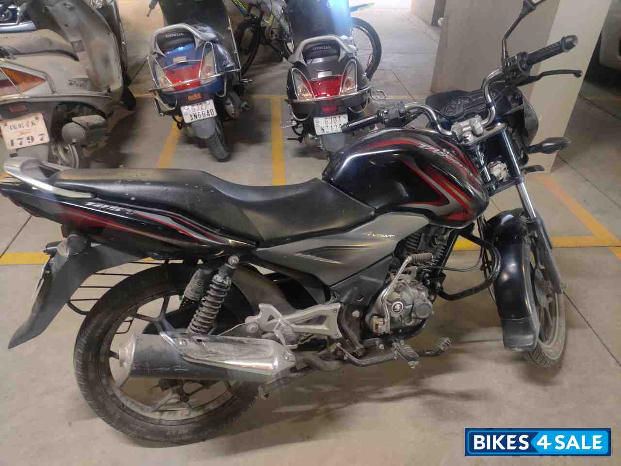 Black Bajaj Discover 125T