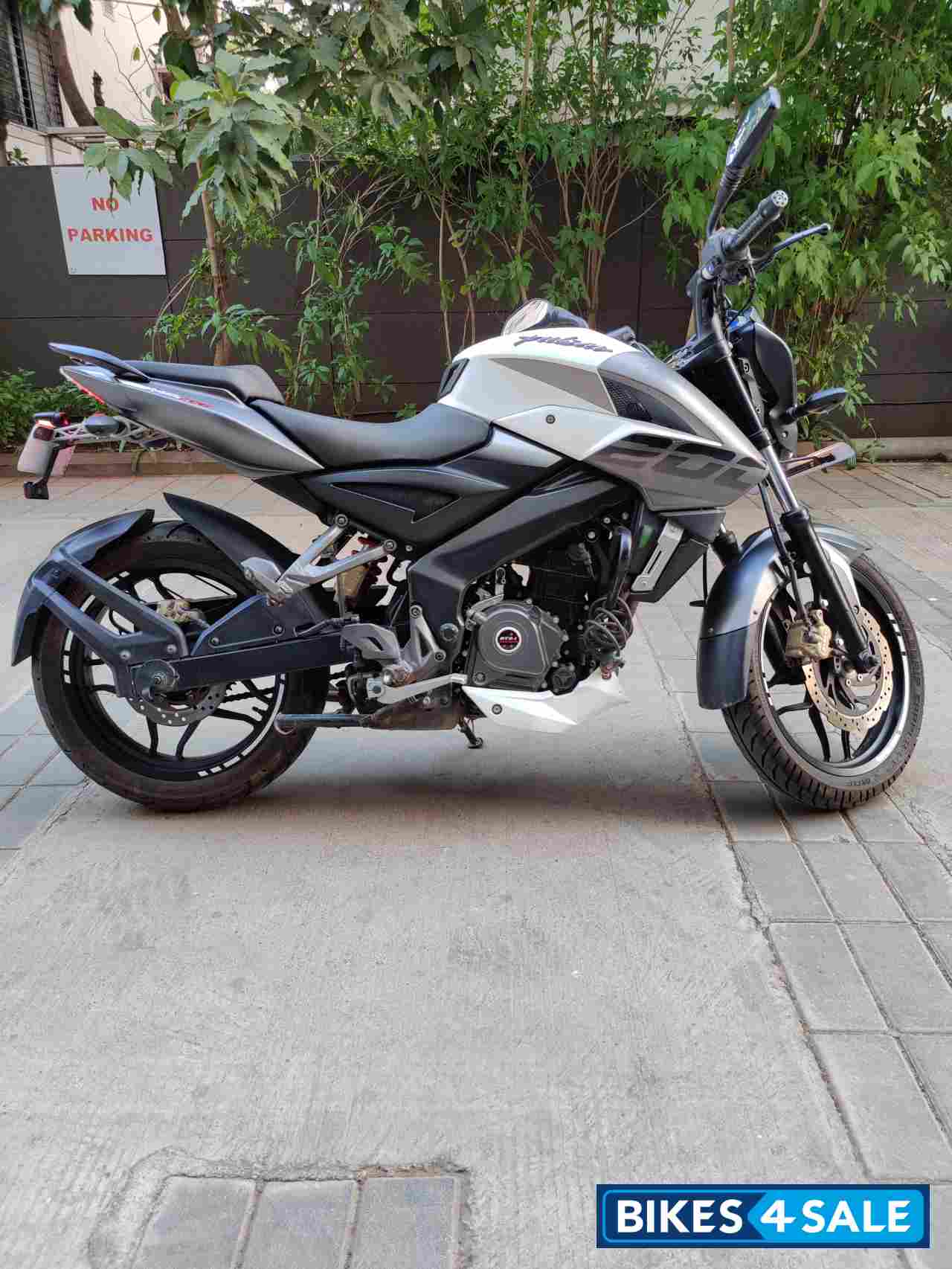 White Bajaj Pulsar 200 NS