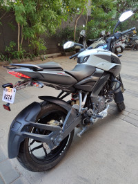 White Bajaj Pulsar 200 NS