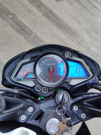 White Bajaj Pulsar 200 NS