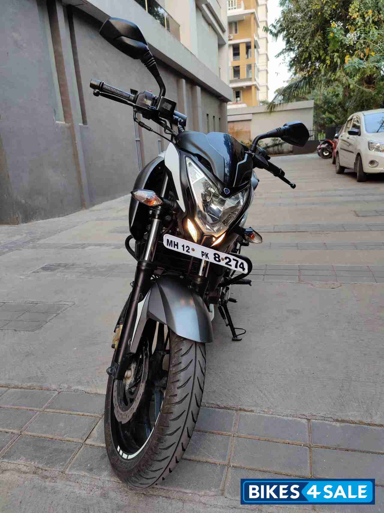 White Bajaj Pulsar 200 NS