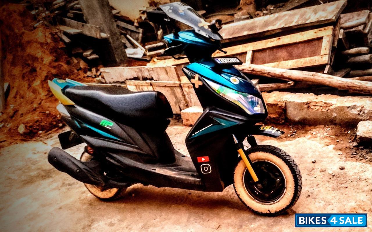 Electric Blue Yamaha Ray Z