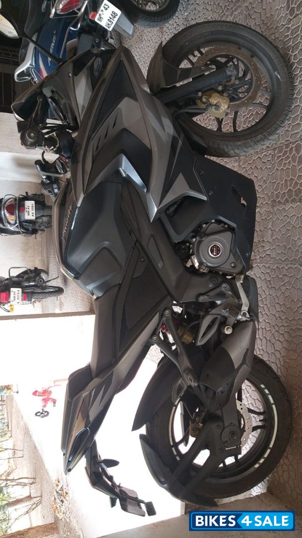 Black Bajaj Pulsar RS 200