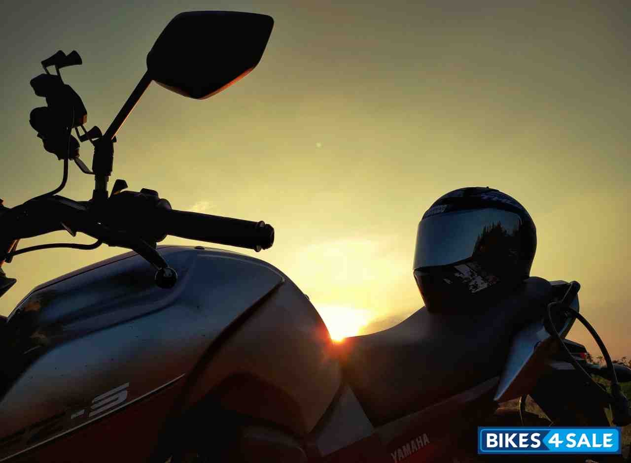 Silver Red Yamaha FZ-S