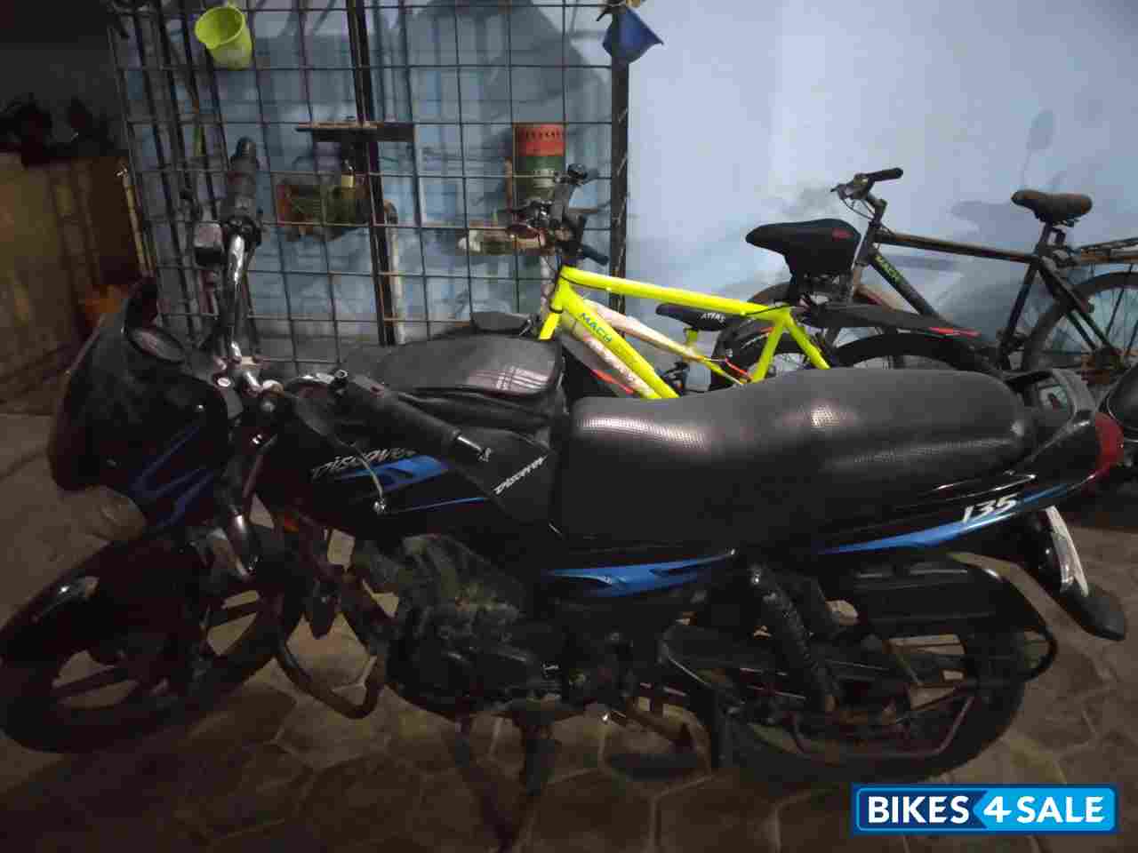 Blue Bajaj Discover DTSi 135