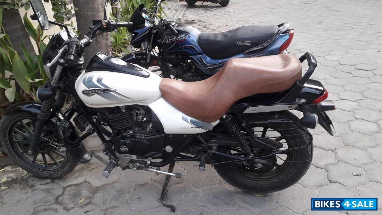 White Bajaj Avenger Street 220