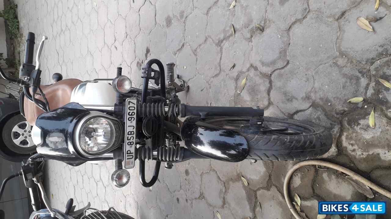White Bajaj Avenger Street 220