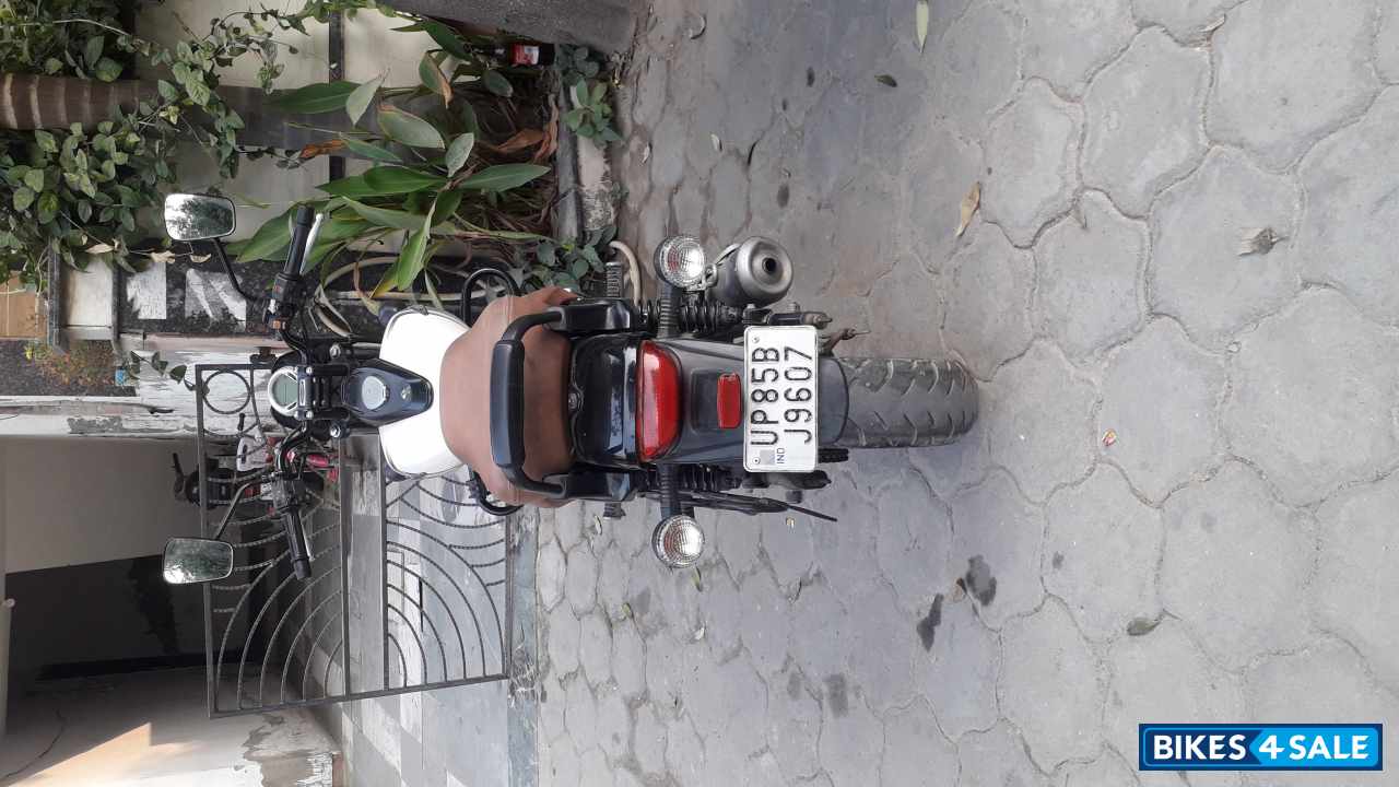 White Bajaj Avenger Street 220