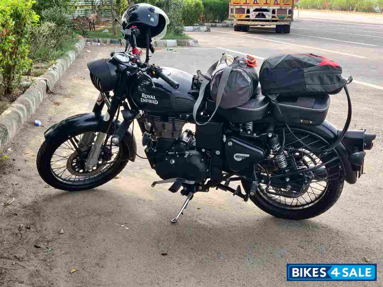 Royal Enfield Classic Stealth Black
