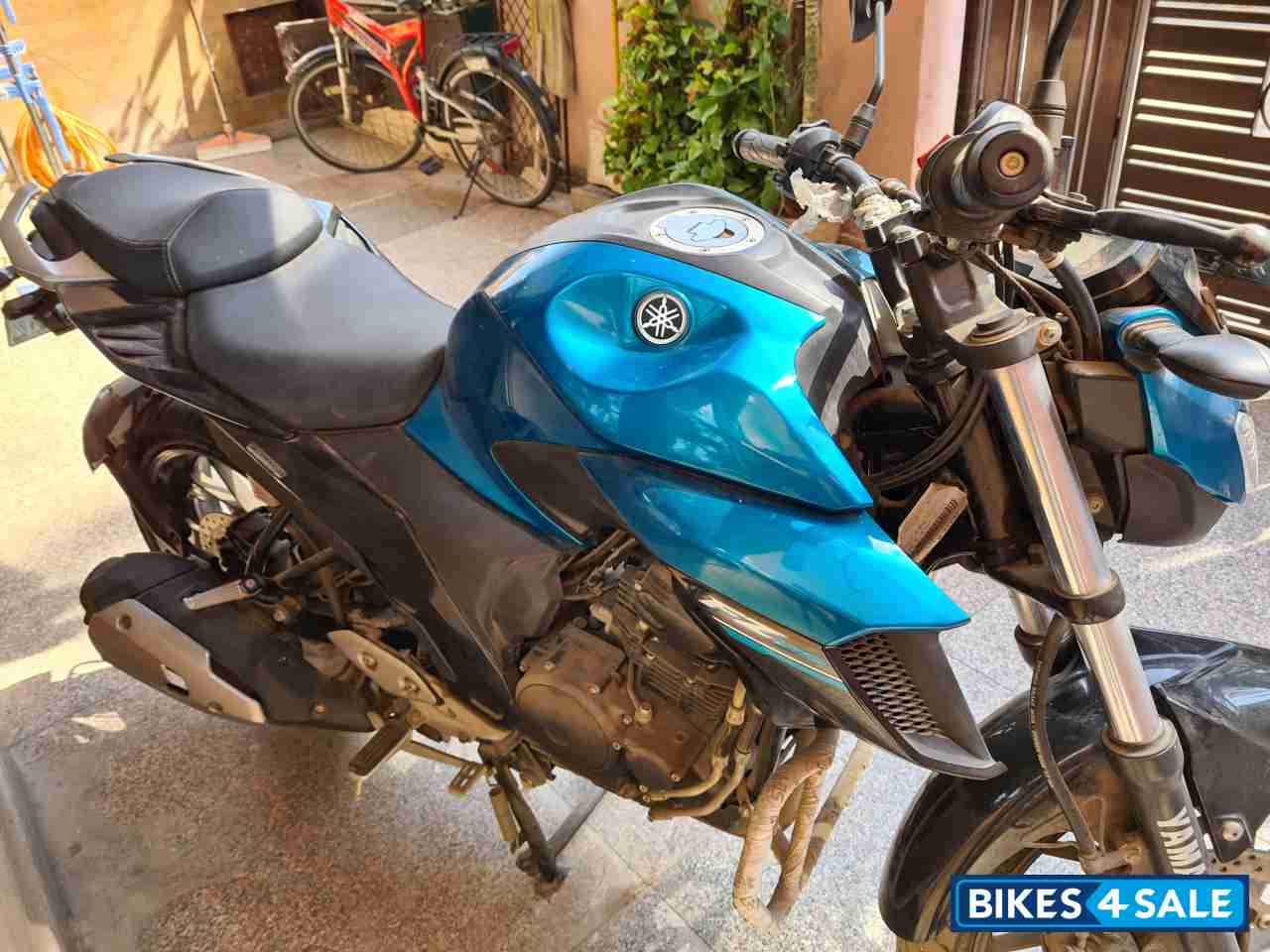 Blue Yamaha FZS 25