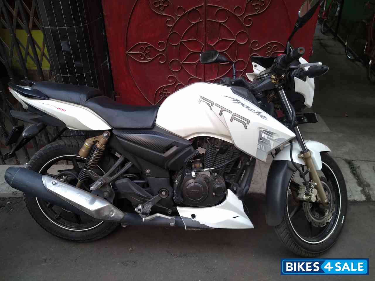 White TVS Apache RTR 180