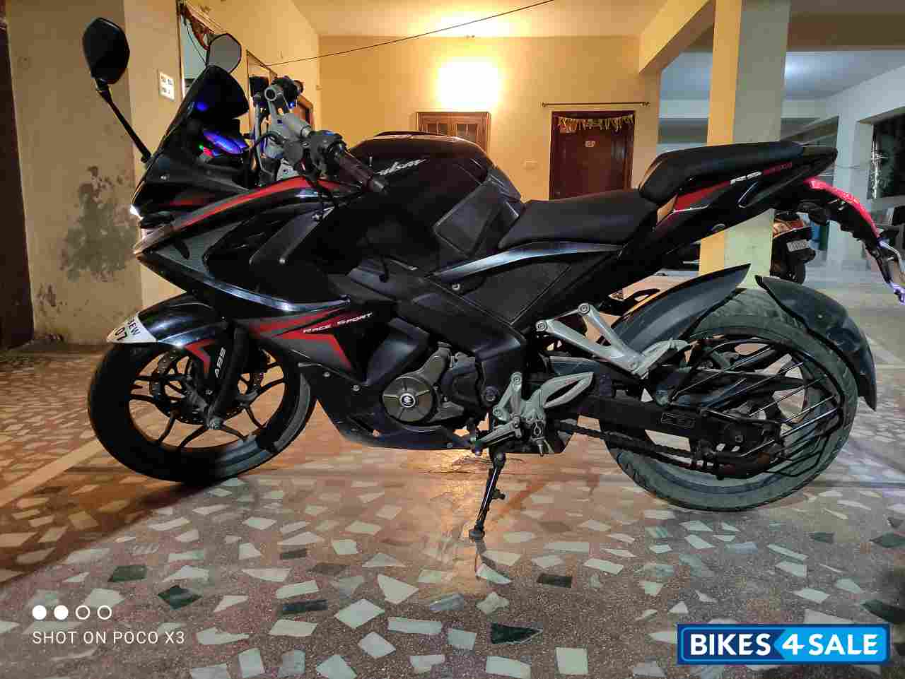 Bajaj Pulsar RS 200 ABS