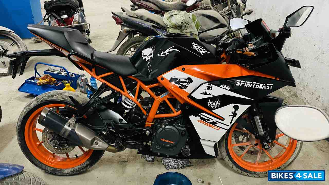 Black/orange KTM RC 390