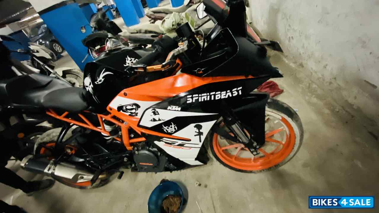 Black/orange KTM RC 390