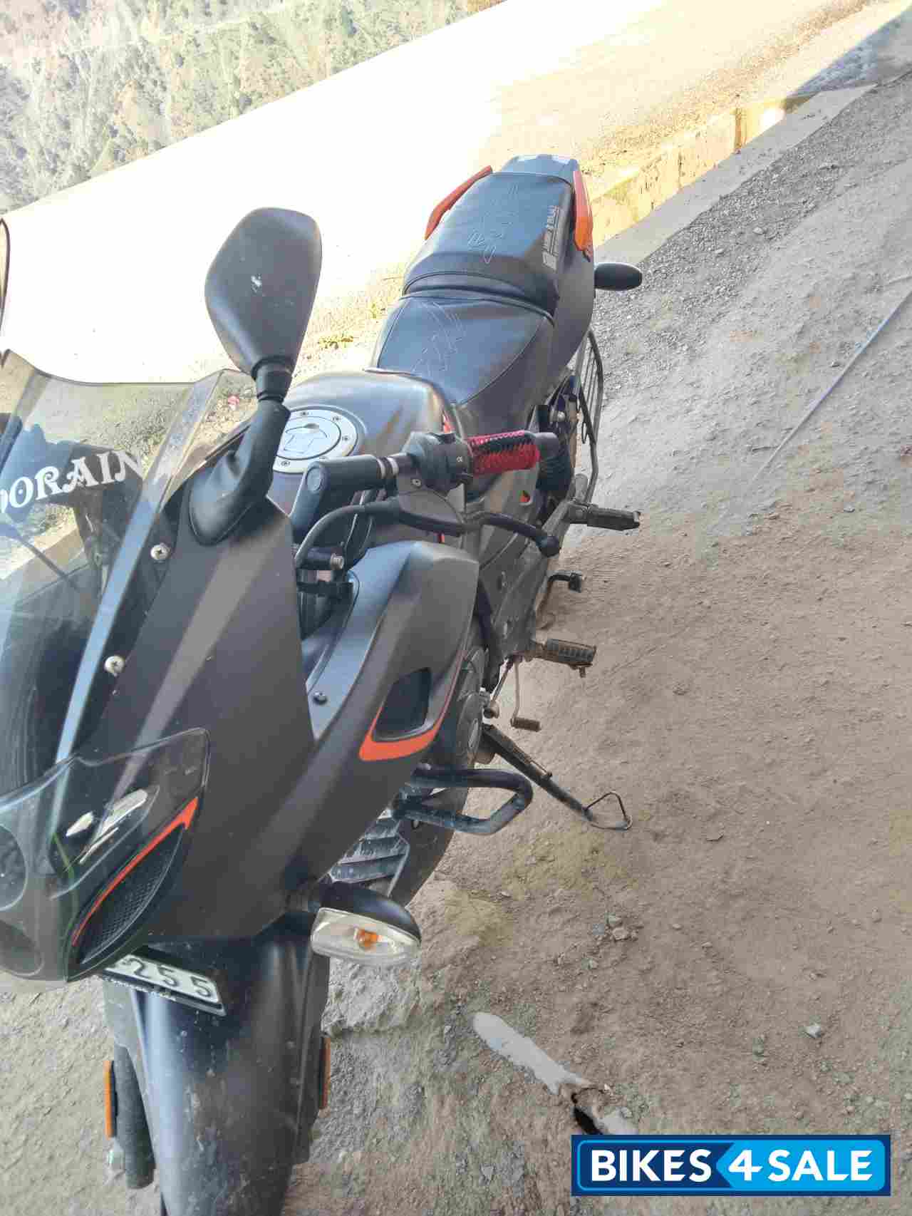 Bajaj Pulsar 180F Neon