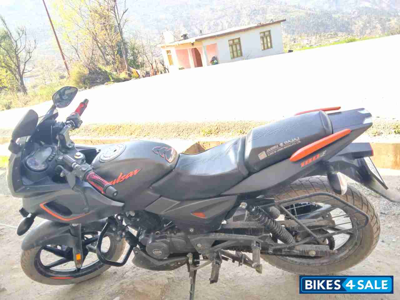 Bajaj Pulsar 180F Neon