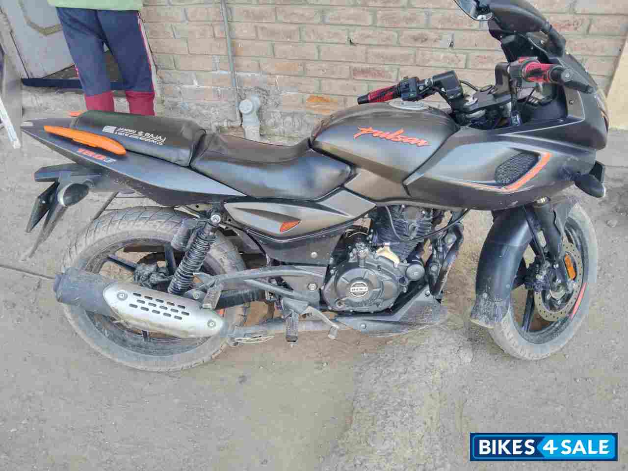 Bajaj Pulsar 180F Neon