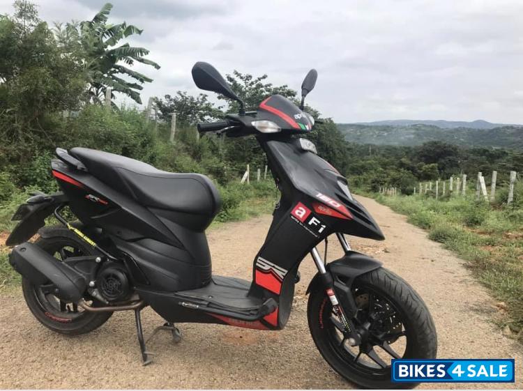 Black Aprilia SR 150 Carbon