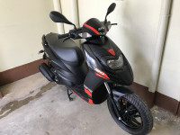 Black Aprilia SR 150 Carbon
