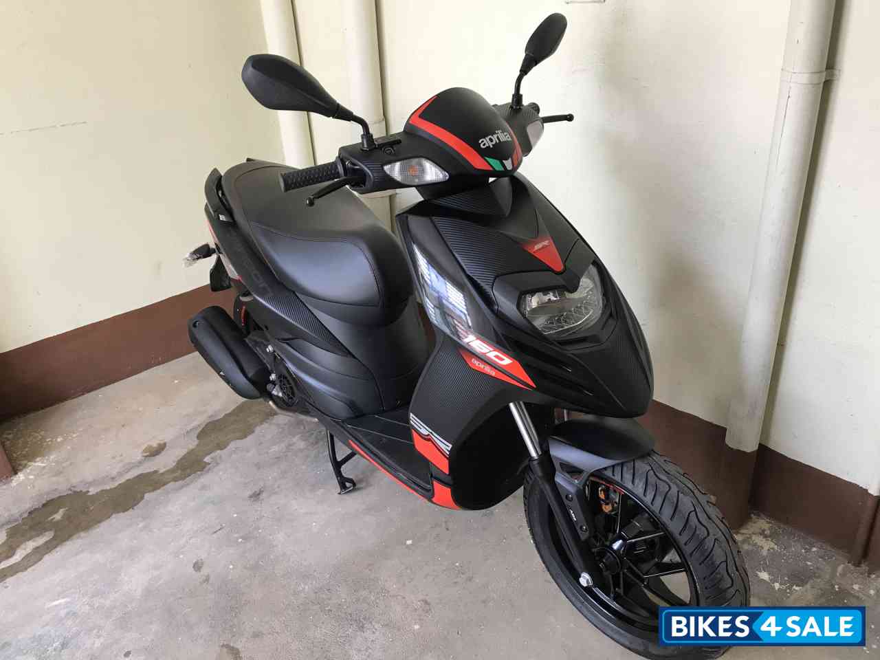 Black Aprilia SR 150 Carbon Black Aprilia SR 150 Carbon