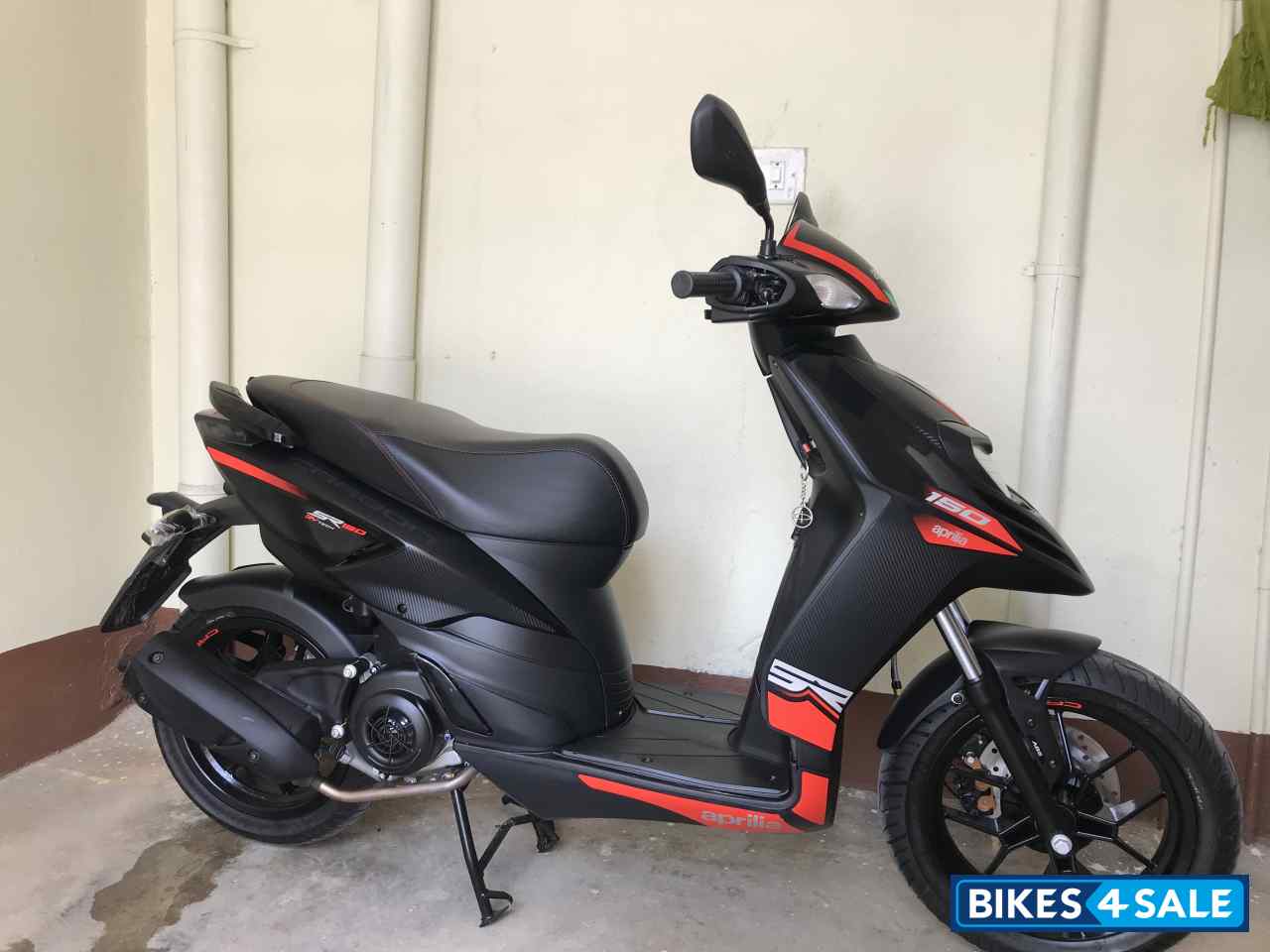 Black Aprilia SR 150 Carbon Black Aprilia SR 150 Carbon