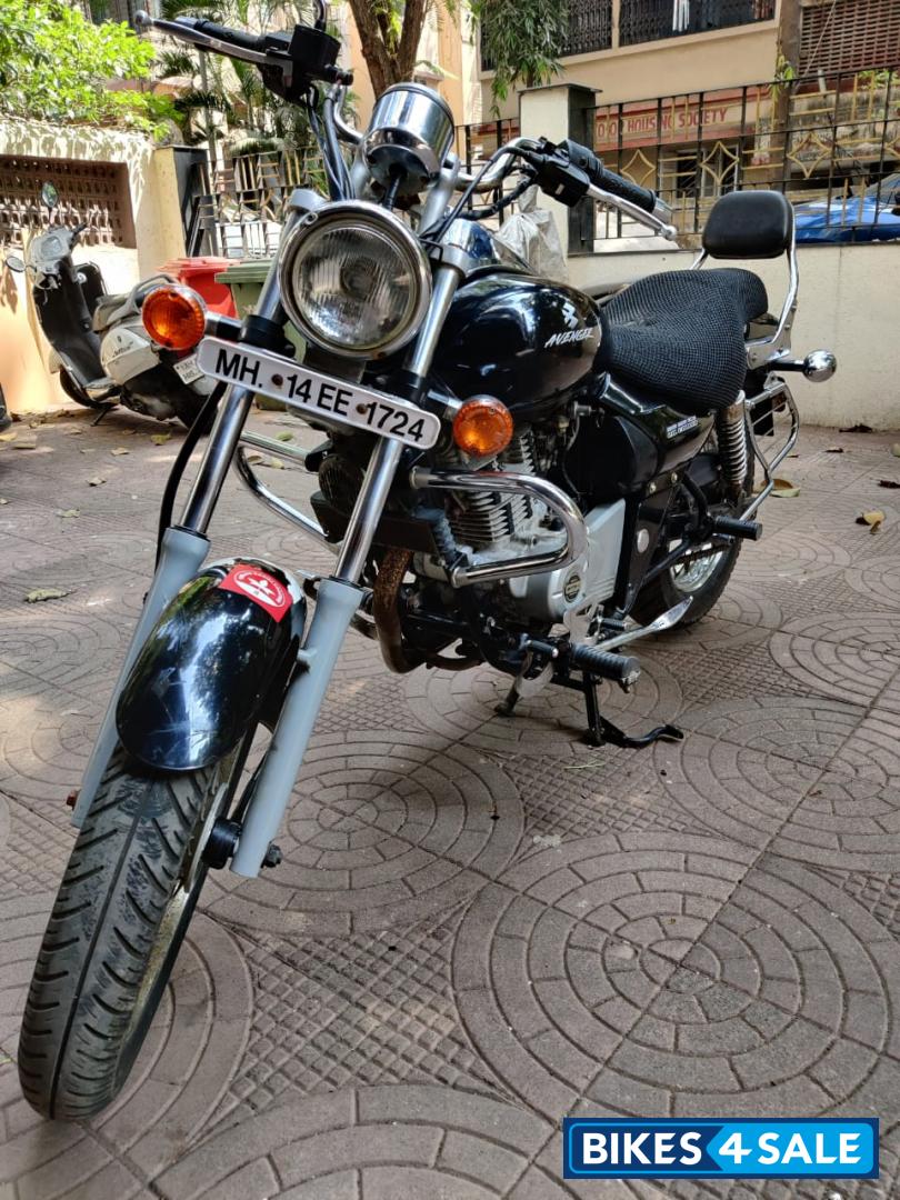 Black Bajaj Avenger 220 DTS-i