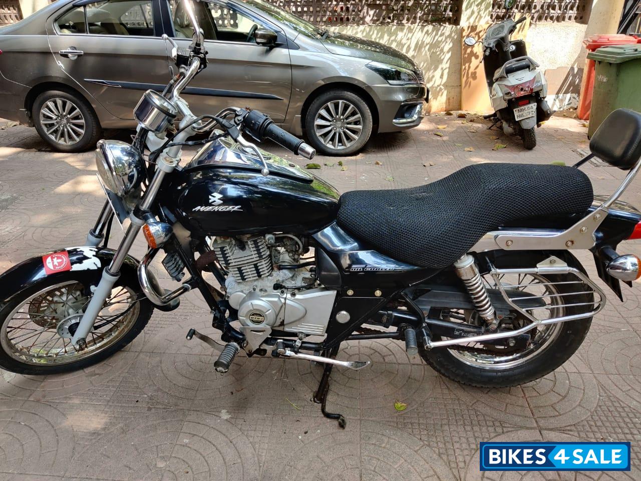 Black Bajaj Avenger 220 DTS-i
