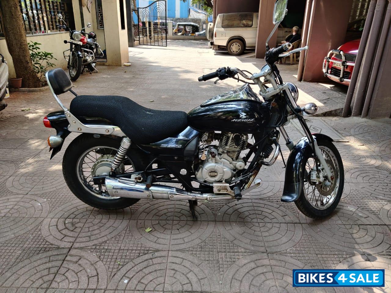 Black Bajaj Avenger 220 DTS-i