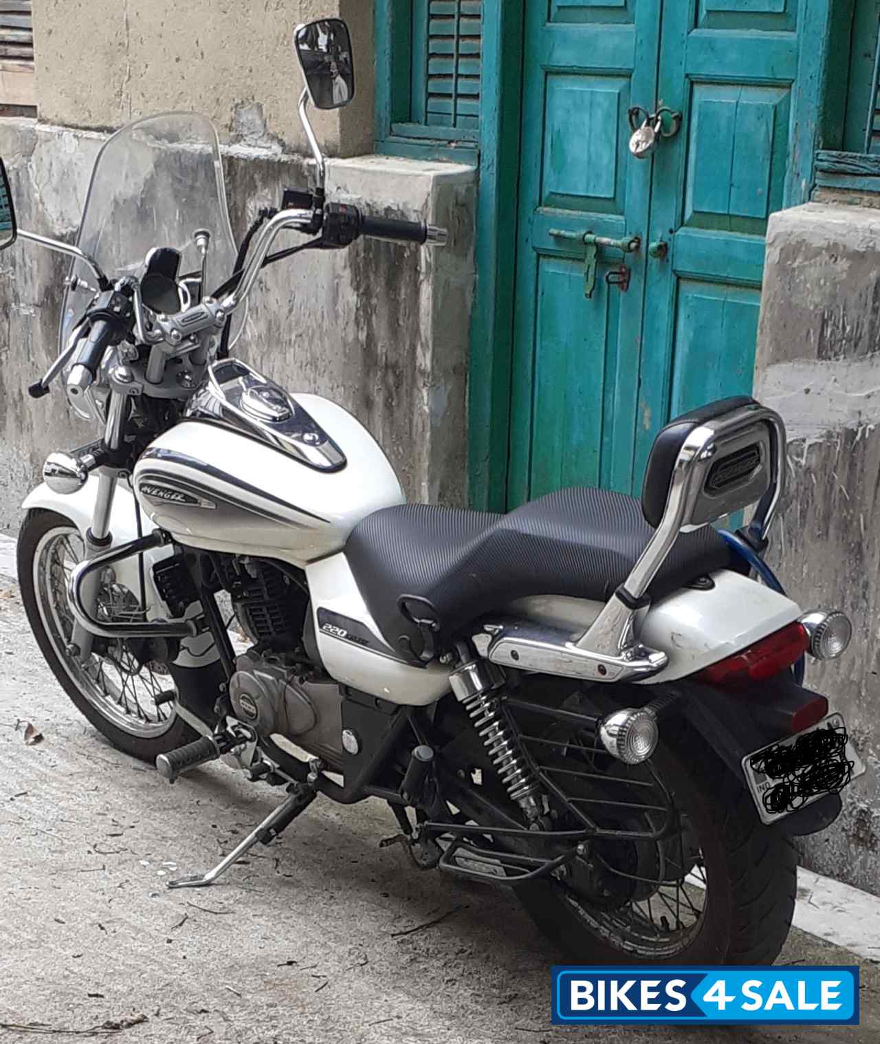 White Bajaj Avenger Cruise 220