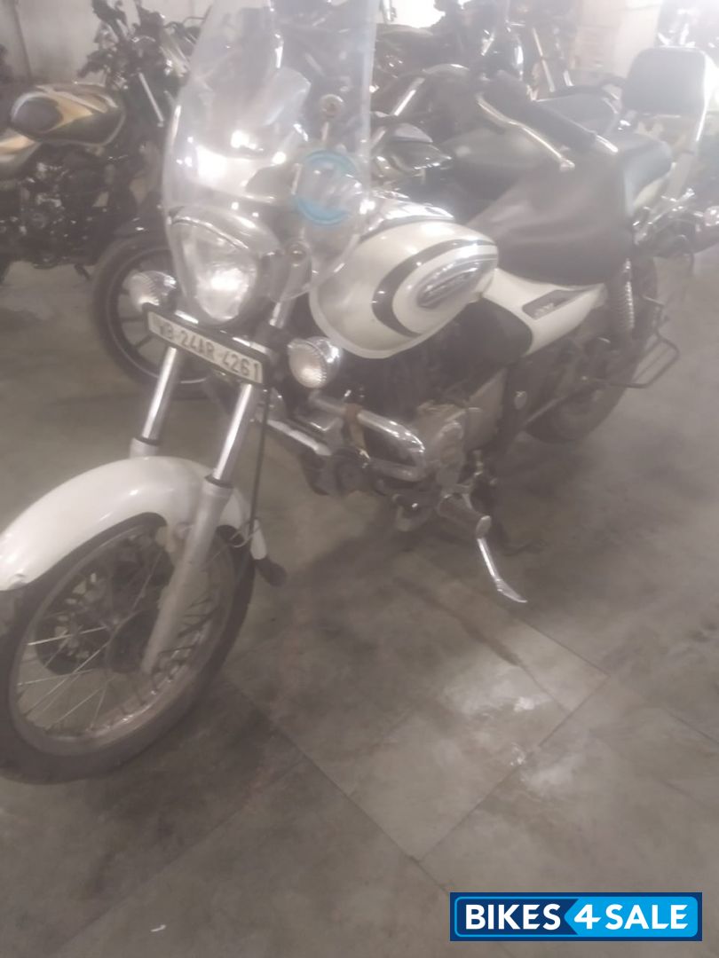 White Bajaj Avenger Cruise 220